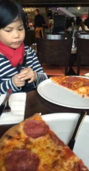 kid and pizza